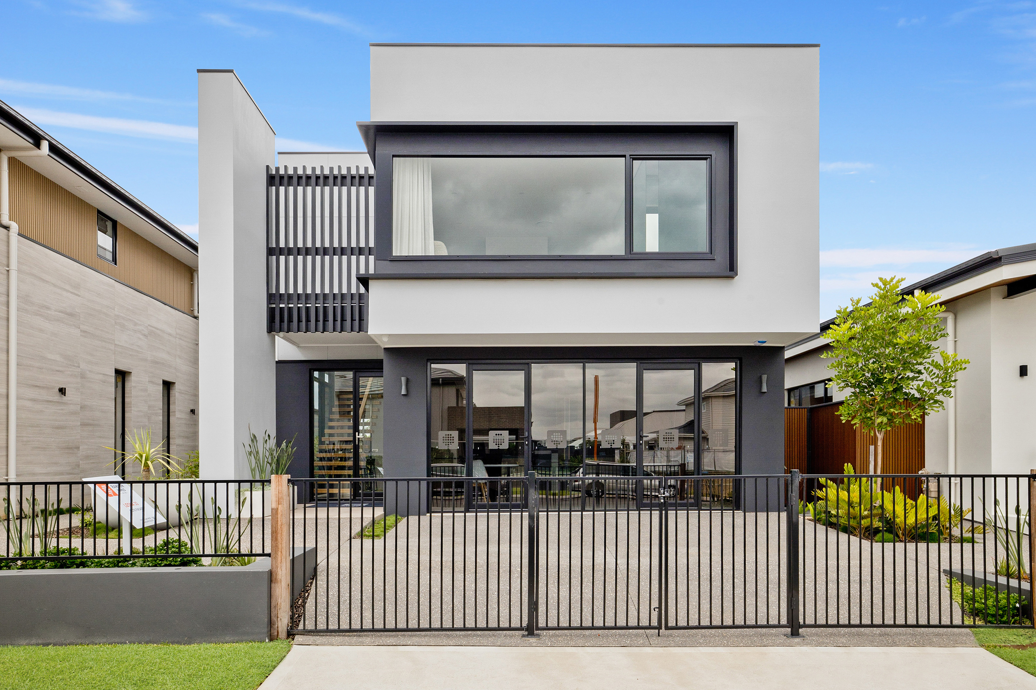 What are the design features of a modern home façade?